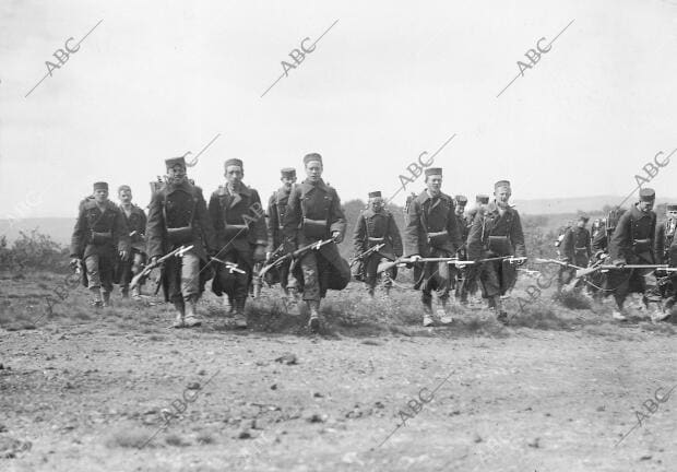 Soldados de infantería belga que tan heroicamente Defienden A Lieja del ataque...