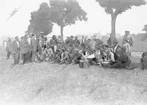 Grupo de Repatriados Españoles en los Alrededores de la estación de Irún...