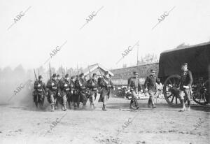 Un regimiento de infantería belga Dirigiéndose A Marchas Forzadas hacia la línea...