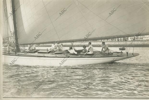 El rey Alfonso XIII levantando el timón de su balandro Tonino, durante la regata...