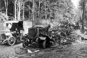 Restos de un convoy de Automóviles alemán que Fue Destruido por una patrulla de...