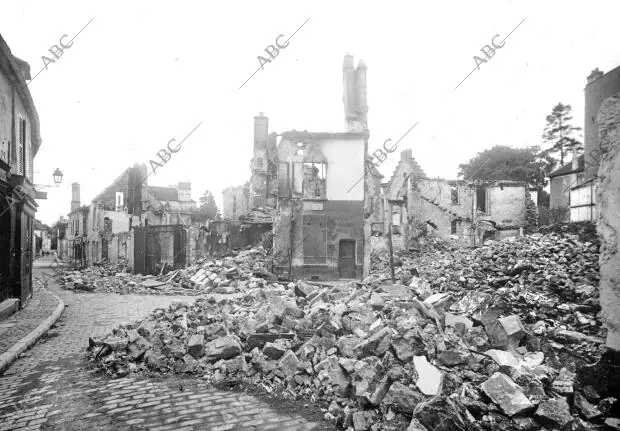 Vista de una calle de Senlis (Francia) después del bombardeo de la población por...