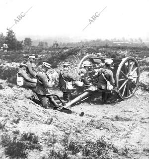 Soldados de artillería Haciendo fuego contra las Tropas Alemanas en uno de los...