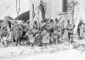 Tiradores Argelinos Revolviendo un Montón de Efectos Cogidos al enemigo en un...