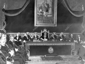 Presidencia del solemne acto celebrado ayer mañana en el salón del pleno del...