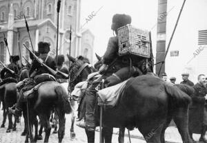 Soldados de caballería Llevando A la espalda Cestos-Jaulas con Palomas...