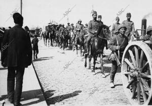 Un regimiento de artillería en marcha por las Calles de Constantinopla