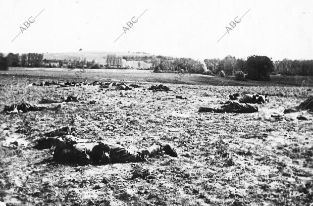 Cadáveres de Soldados Alemanes en el campo de batalla de Somepy (Marne)