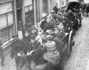 Familias belgas saliendo de la ciudad al anunciarse la llegada de las tropas...