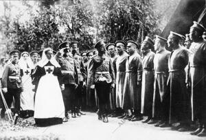 El zar Nicolás Ii, acompañado de unas Enfermeras de la cruz Roja, Visitando un...
