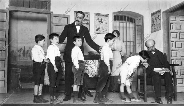 Una escena de la comedia de dos Actos "la leyenda de Maestro", original de José...