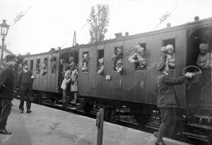 Un tren de Tropas Indias A su paso por una estación del norte de Francia