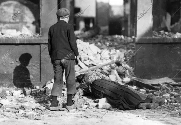 Una mujer yace muerta por el estallido de una granada alemana durante un...