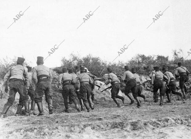 Cazadores de África (fuerzas del Ejército Colonial francés), avanzando hacia las...