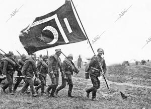 Fuerzas de Infantería, con la bandera al Frente, durante una marcha