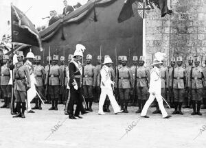 El Rey Jorge V con el ministro de la Guerra, lord Kitchener, Revistando las...