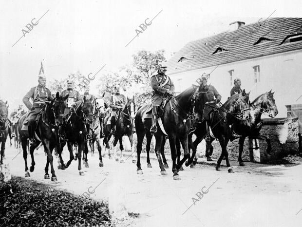El Kaiser Guillermo Ii, A Caballo, con todo su estado mayor