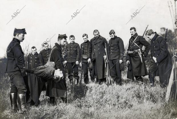 Grupo De Soldados Con Traje Militar Histórico Foto de archivo