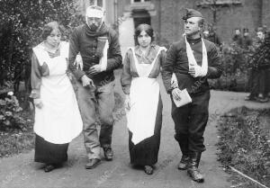 Las hermanas Peumery, señoritas francesas que se han inscrito como enfermeras,...