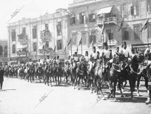 Desfile de un regimiento de Lanceros Egipcios por una plaza de el Cairo