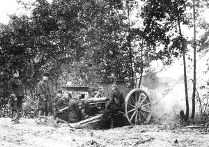 Fuerzas de artillería durante uno de los Combates Librados recientemente en el...