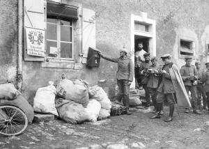 Buzón de Correos A la puerta de una oficina postal Improvisada para el servicio...