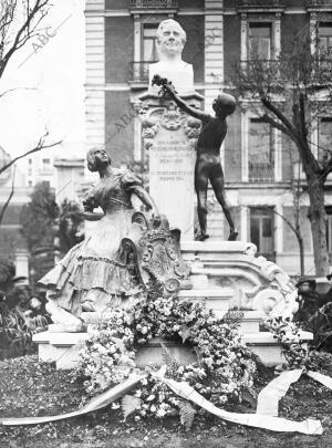 El monumento A mesonero Romanos, obra del ilustre escultor Sr. Blay, que ha Sido...