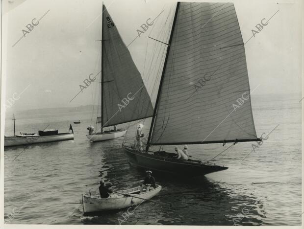 El rey Alfonso XIII, vencedor y sonriente de una regata, desembarca en un...