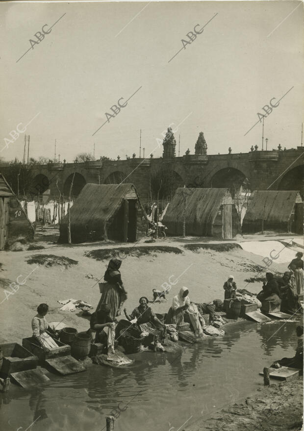 Mujeres lavan la ropa en el Río Manzanares, junto al Puente de Toledo