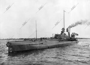 El submarino francés "Curie", que ha sido echado a pique por los austríacos, en...