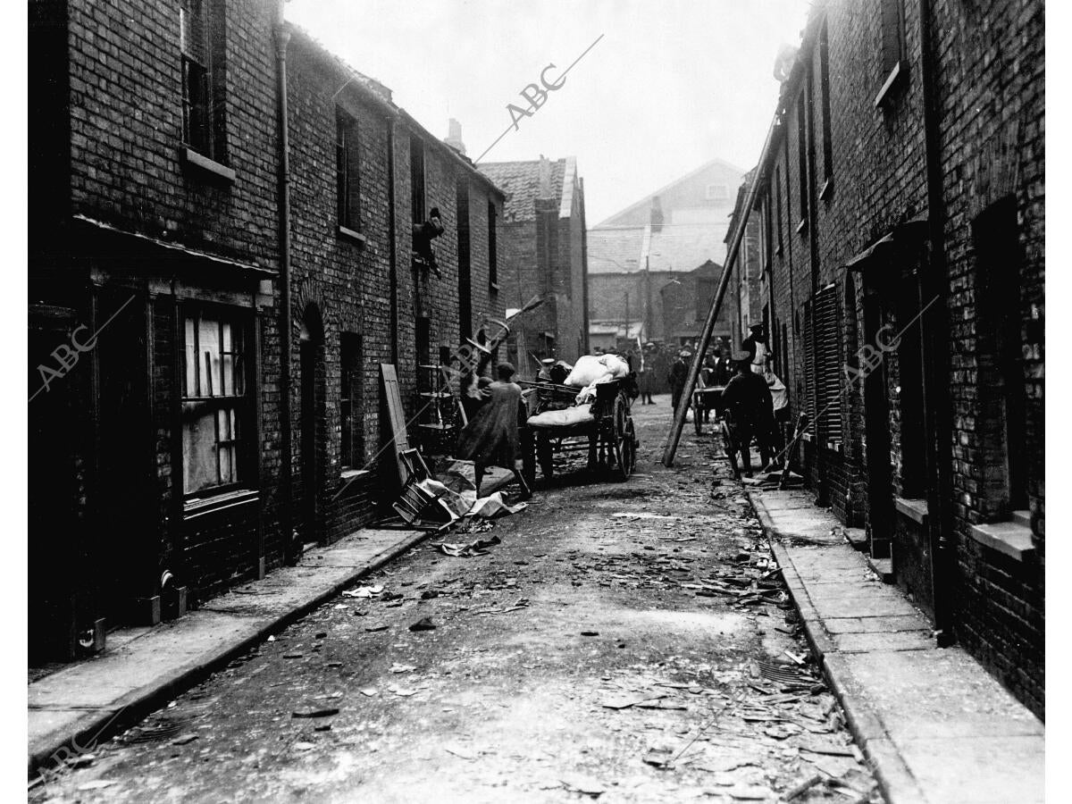 Habitantes del King'S Lynn Abandonando las Casas Destruídas por las