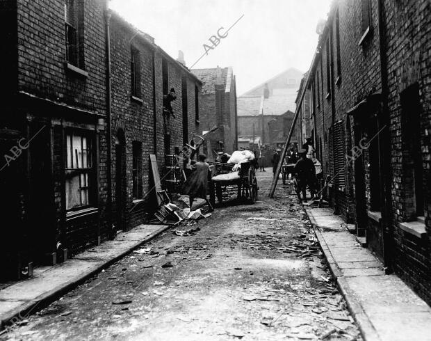 Habitantes del King'S Lynn Abandonando las Casas Destruídas por las Bombas...