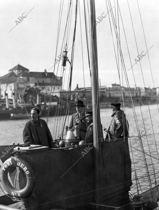 S.M. el Rey (1), el infante D. Alfonso (2) y el comandante del torpedero Nº 6...