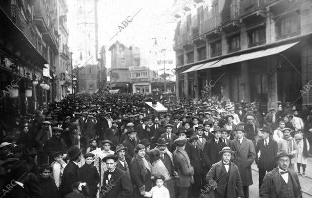 Conducción del cadáver del ilustre catedrático desde la estación hasta la...