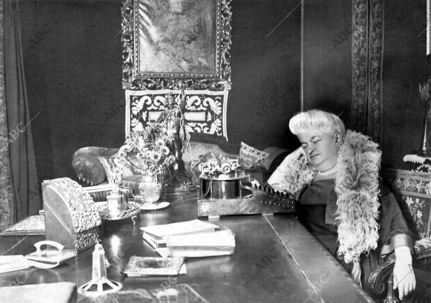 Emilia Pardo Bazán, en sus últimos años, ante la máquina de escribir