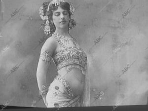 La famosa espía Mata Hari ataviada como odalisca en una imagen en torno a 1915