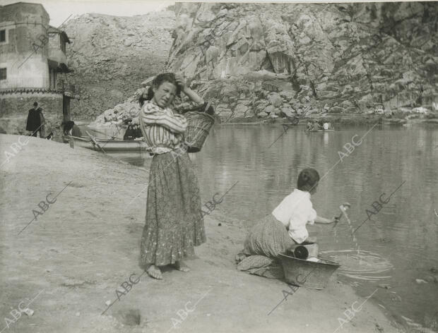(CA.). Mujeres lavando en el río Tajo