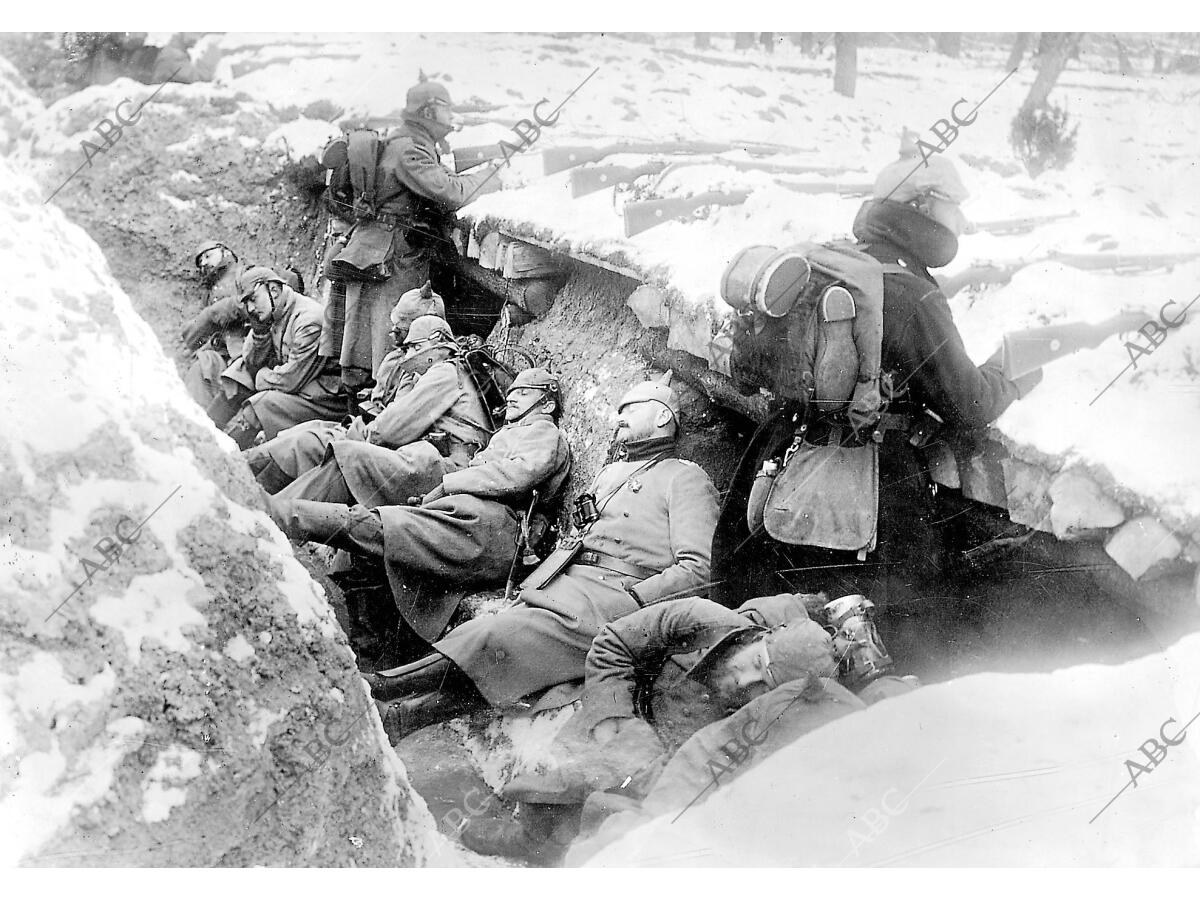 Oficiales Alemanes Descansando Después De Un Combate En Las Trincheras De Archivo Abc 