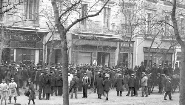 Aglomeración de obreros en paro pidiendo trabajo