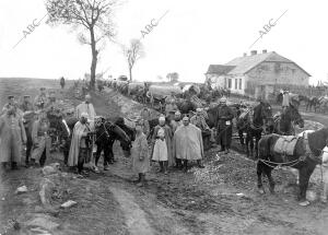 Regimiento de Pontoneros Alemanes durante un alto en su marcha por la Polonia...