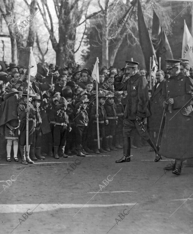 D. Alfonso Xiii Pasando revista A los Exploradores de Granada