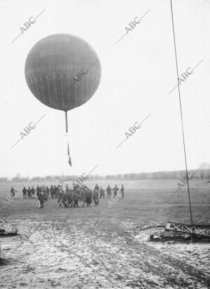 Elevación en las Líneas Francesas de un globo cautivo para auxiliar A la...