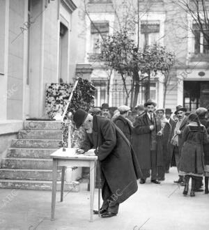 El público Firmando las Listas Colocadas en el jardín de la legación