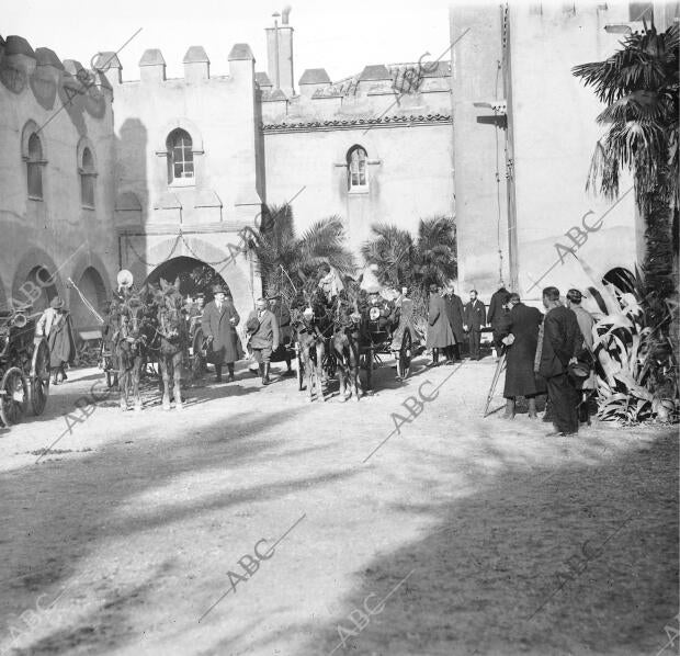 S.M. el Rey (X) al salir del palacio de Lachar para la estación de Illora, donde...