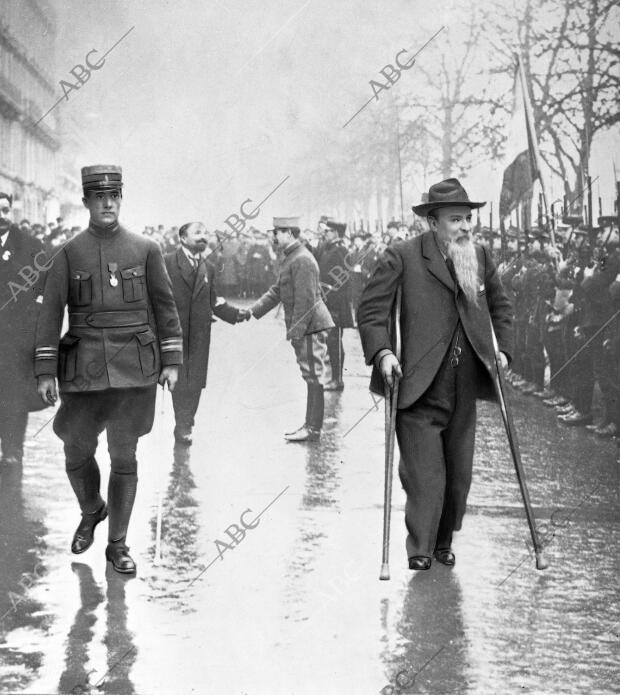 El general Riciotti Garibaldi (X), acompañado de su hijo el coronel pepino...