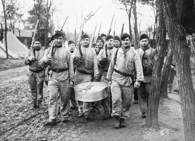 Una patrulla de infantería belga Transportando los Elementos para preparar el...