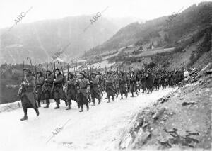 Compañía de Cazadores Alpinos en marcha por los Vosgos