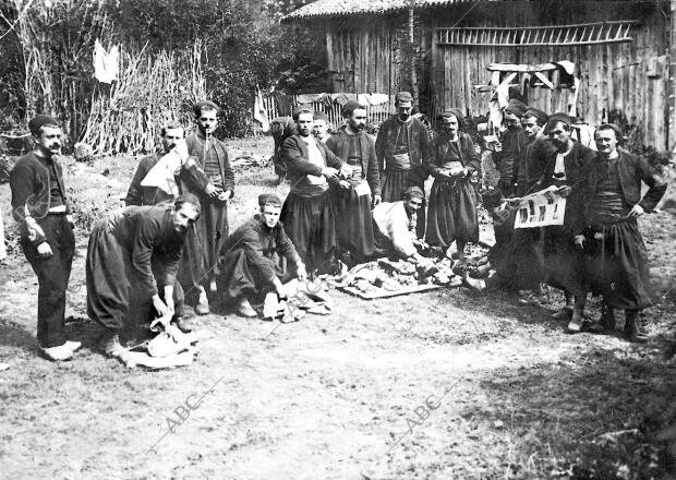 Soldados Zuavos Disponiéndose A preparar el almuerzo en su campamento