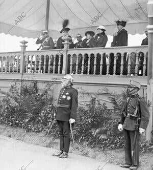 Ss. Mm. y Aa. Rr. Presenciando desde su tribuna el desfile de las Fuerzas de la...