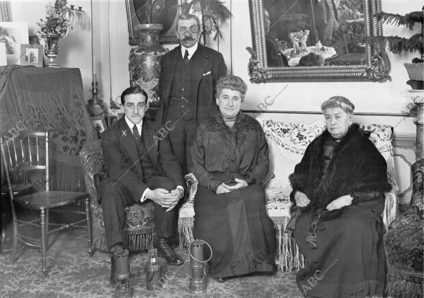 El ingeniero D. Manuel Sáenz de Santamaría (X), con sus Padres y Abuela, en su...